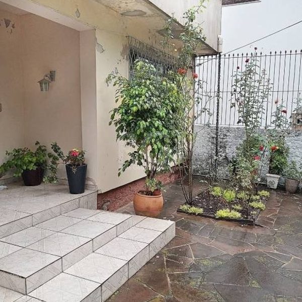 Casa à venda com 160m², 4 quartos, 2 vagas no bairro Vila Ipiranga em Porto Alegre - Foto 1