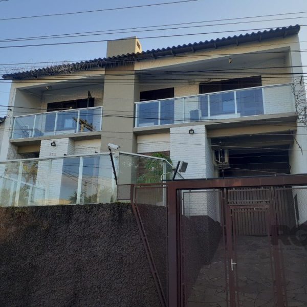 Casa à venda com 254m², 3 quartos, 1 suíte, 4 vagas no bairro Medianeira em Porto Alegre - Foto 1