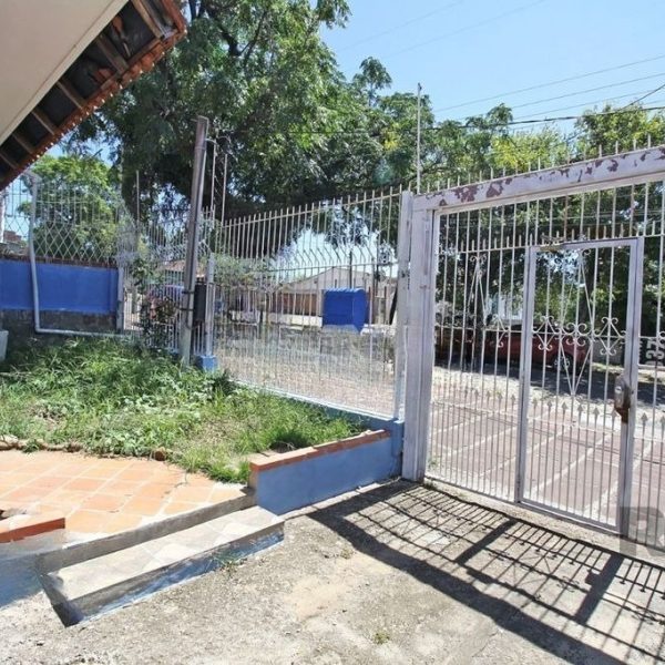 Casa à venda com 254m², 3 quartos, 1 suíte, 3 vagas no bairro Partenon em Porto Alegre - Foto 1